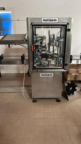 Capsulatrice Nortan usata per capsula in PVC e spumanti