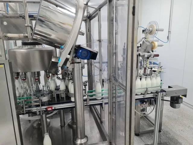 Linea di imbottigliamento per latte in vetro Usata